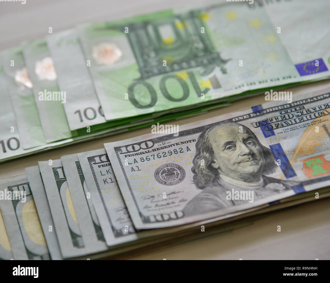 Euro (EUR) y dólares americanos (USD) divisa. Fondo de dinero Fotografía de  stock - Alamy