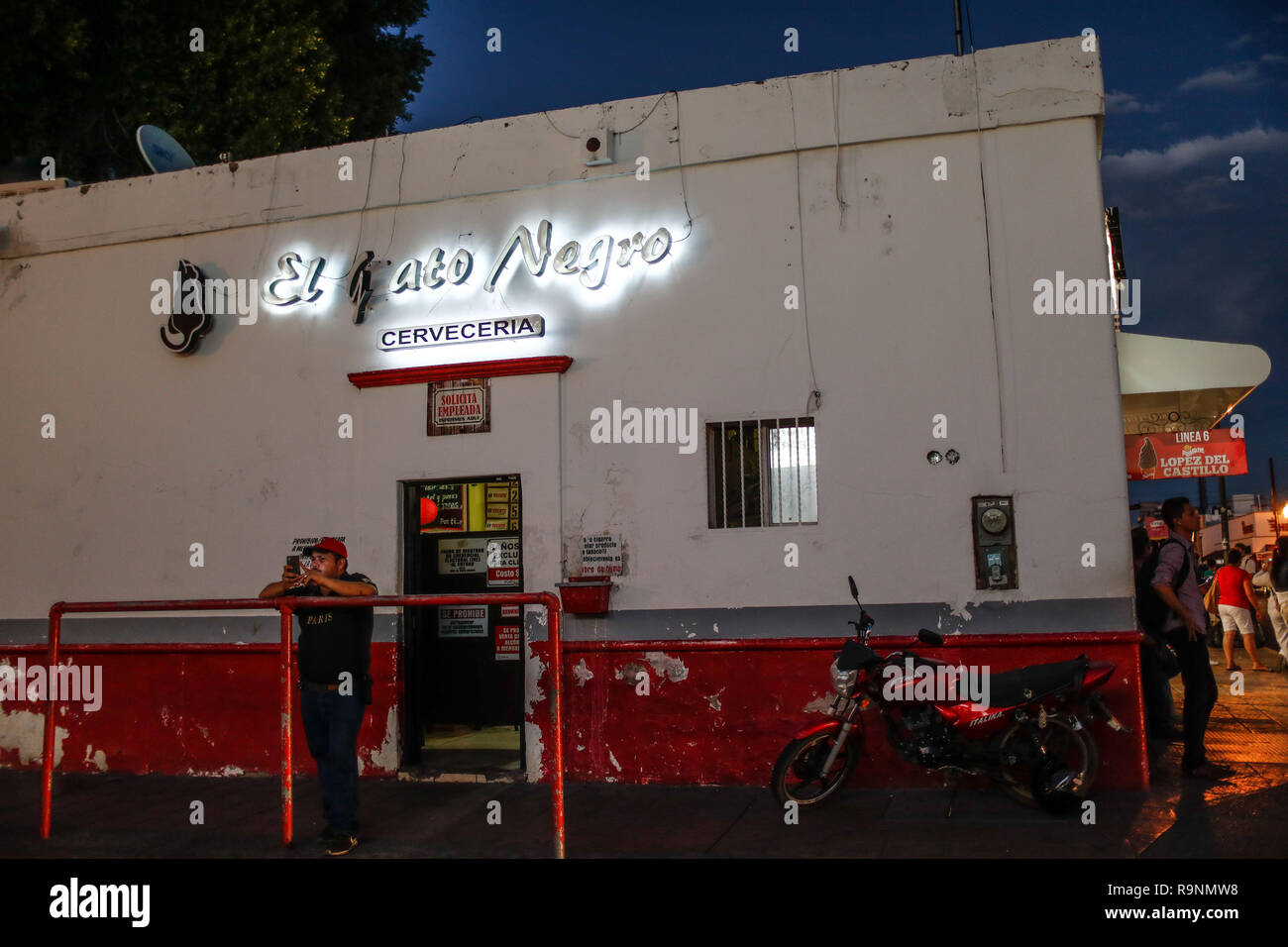 Cafetería o cervecería llamados Black Cat. La vida cotidiana en el