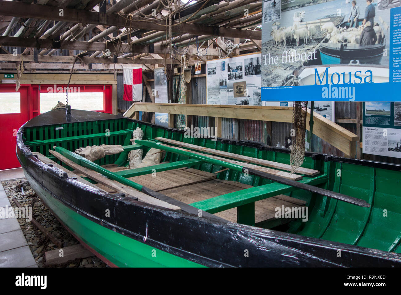 El restaurado Mousa flitboat / revolotean en barco en el centro interpretativo en Sandwick Sandsayre, Islas Shetland (Escocia, Reino Unido) Foto de stock