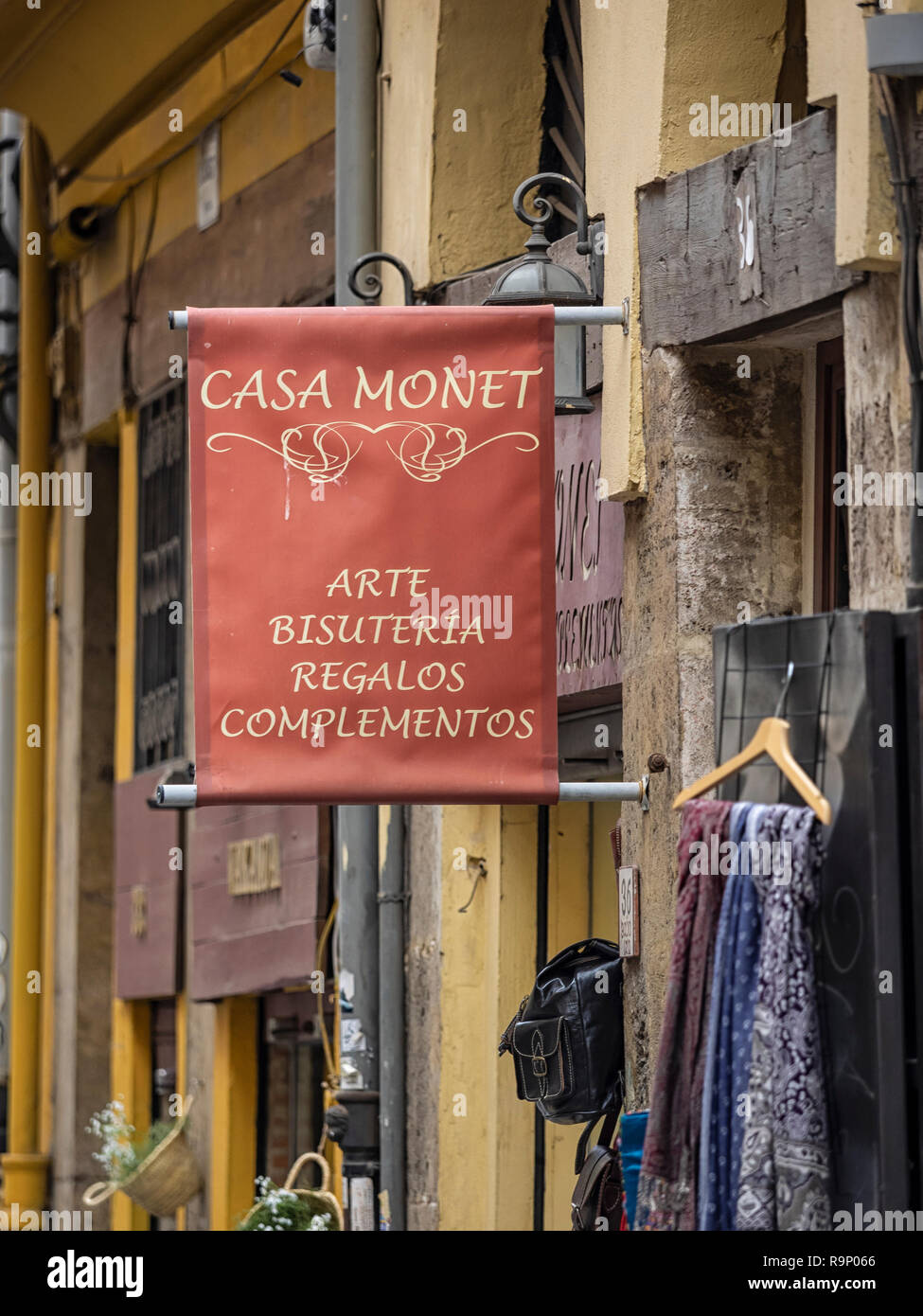 VALENCIA, ESPAÑA: Signo de arriba Tienda de Regalos Fotografía de stock -  Alamy