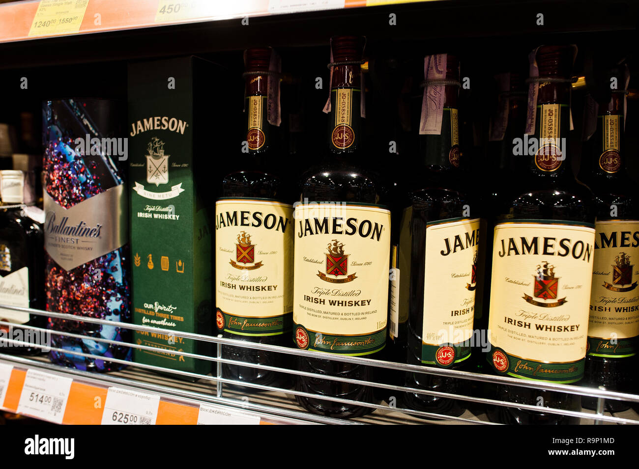 Murciélago Pornografía llamar Irish whiskey Jameson producidas por Irish Distillers (Pernod Ricard) a la  venta en un supermercado Carrefour Fotografía de stock - Alamy