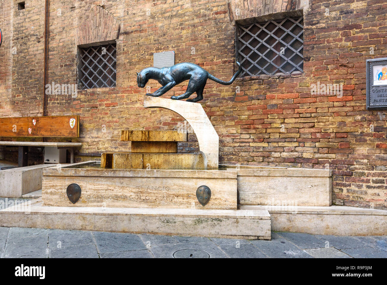 Siena, Italia - Octubre 02, 2018: Fontain Contrada della Pantera en Piazza del Conte en el casco antiguo de la ciudad Siena Foto de stock