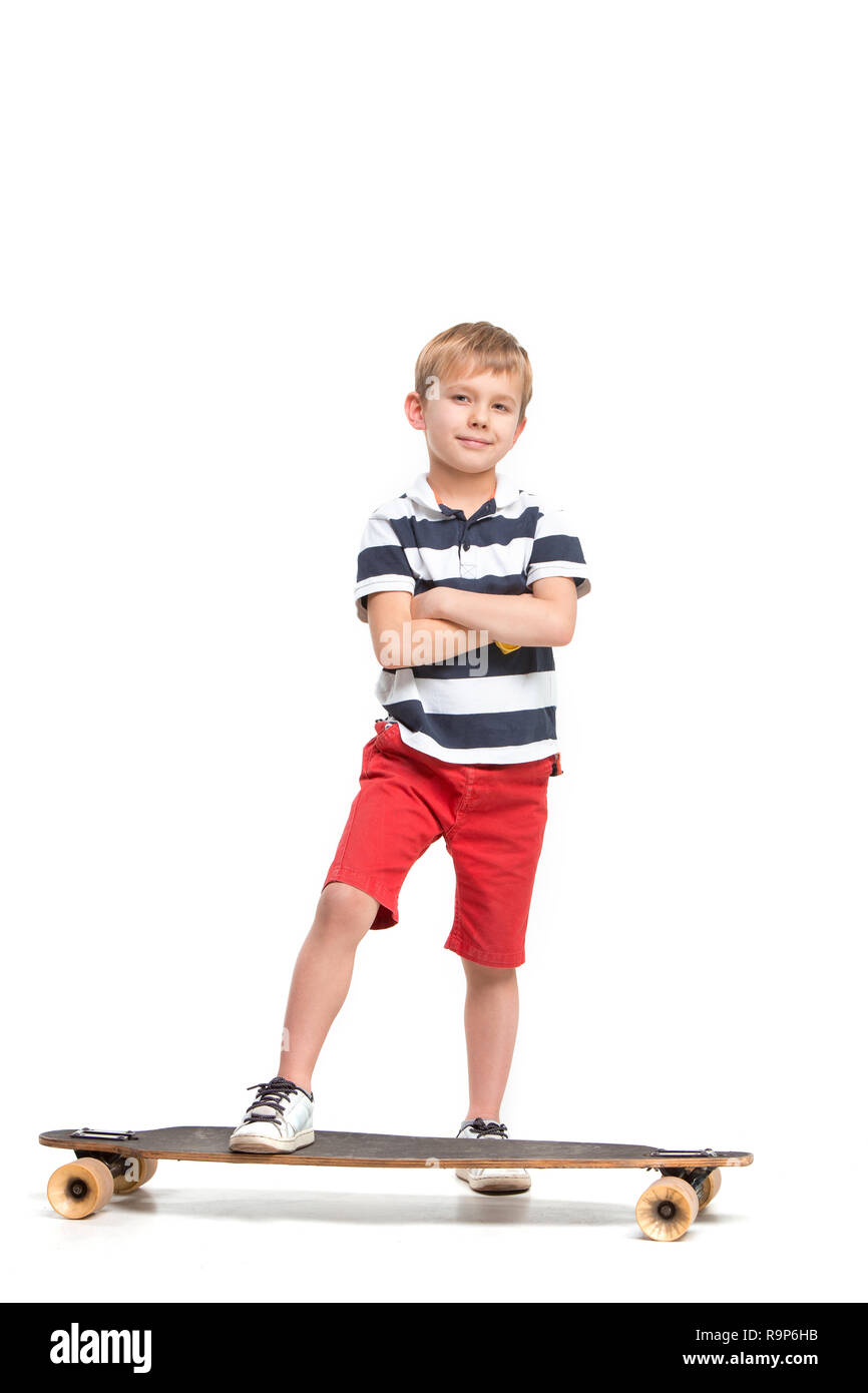 Niños deportivos de verano con skateboard. Niño montando skateboard en la  carretera. Niño practicando skateboard. Los niños aprenden a montar en  patineta en un parque Fotografía de stock - Alamy