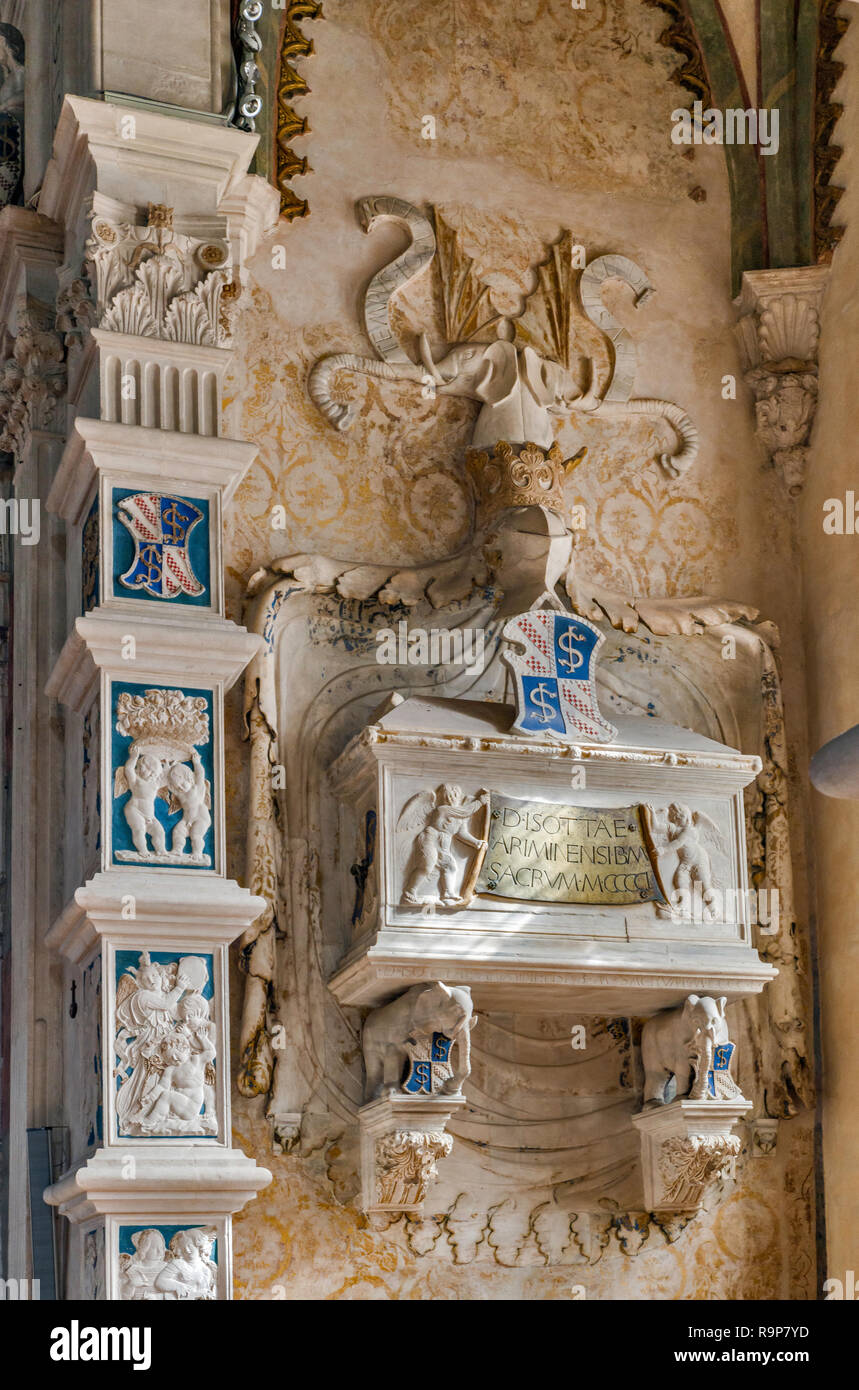 Bajo-relieves de las virtudes, elefantes apoyando pilastras, por Agostino di Duccio, 1455, capilla en el templo Malatesta de Rimini, Emilia-Romaña Italia Foto de stock