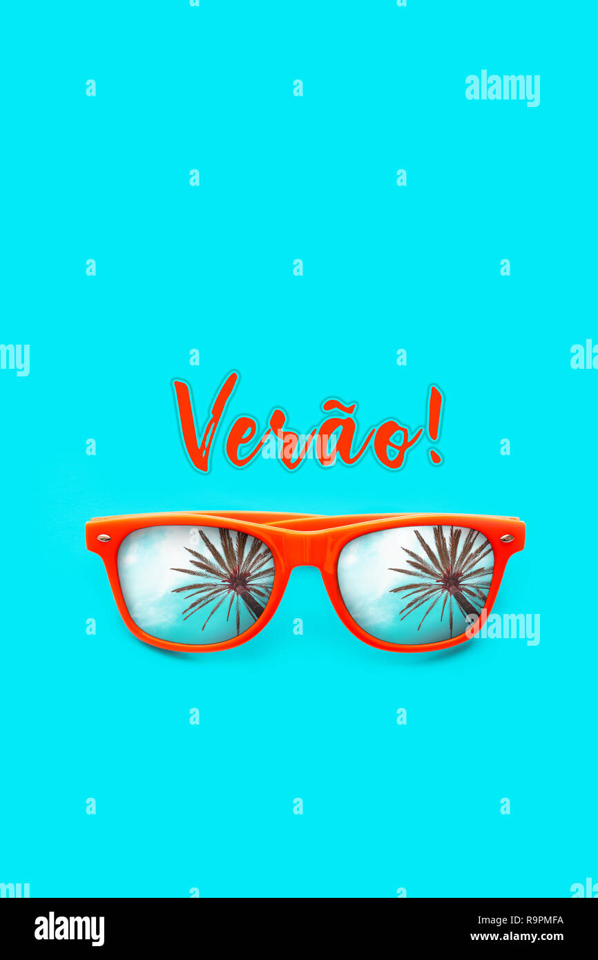 Verao (texto en portugués: Verano) y gafas de sol de color naranja con palmera reflexiones aisladas en fondo vertical. Imagen mínima concepto preparado para s Foto de stock