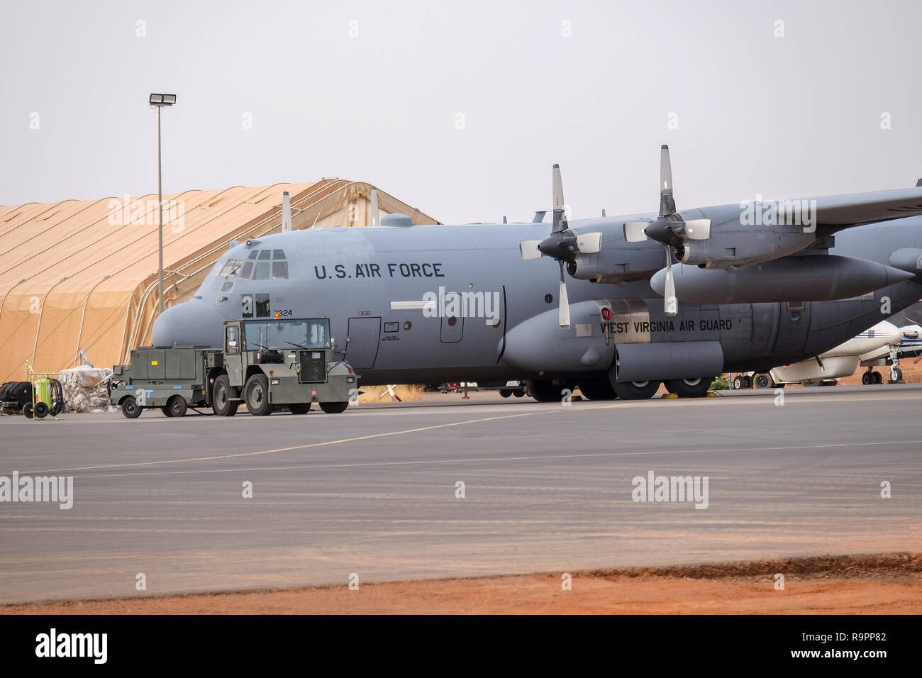 Niamey, Níger, 11 de abril de 2018: La Fuerza Aérea de Estados Unidos USAF Hercules C-130H-3 se encuentra en un aeródromo en Niamey, Níger, en un papel de apoyo en la lucha contra el terrorismo Foto de stock