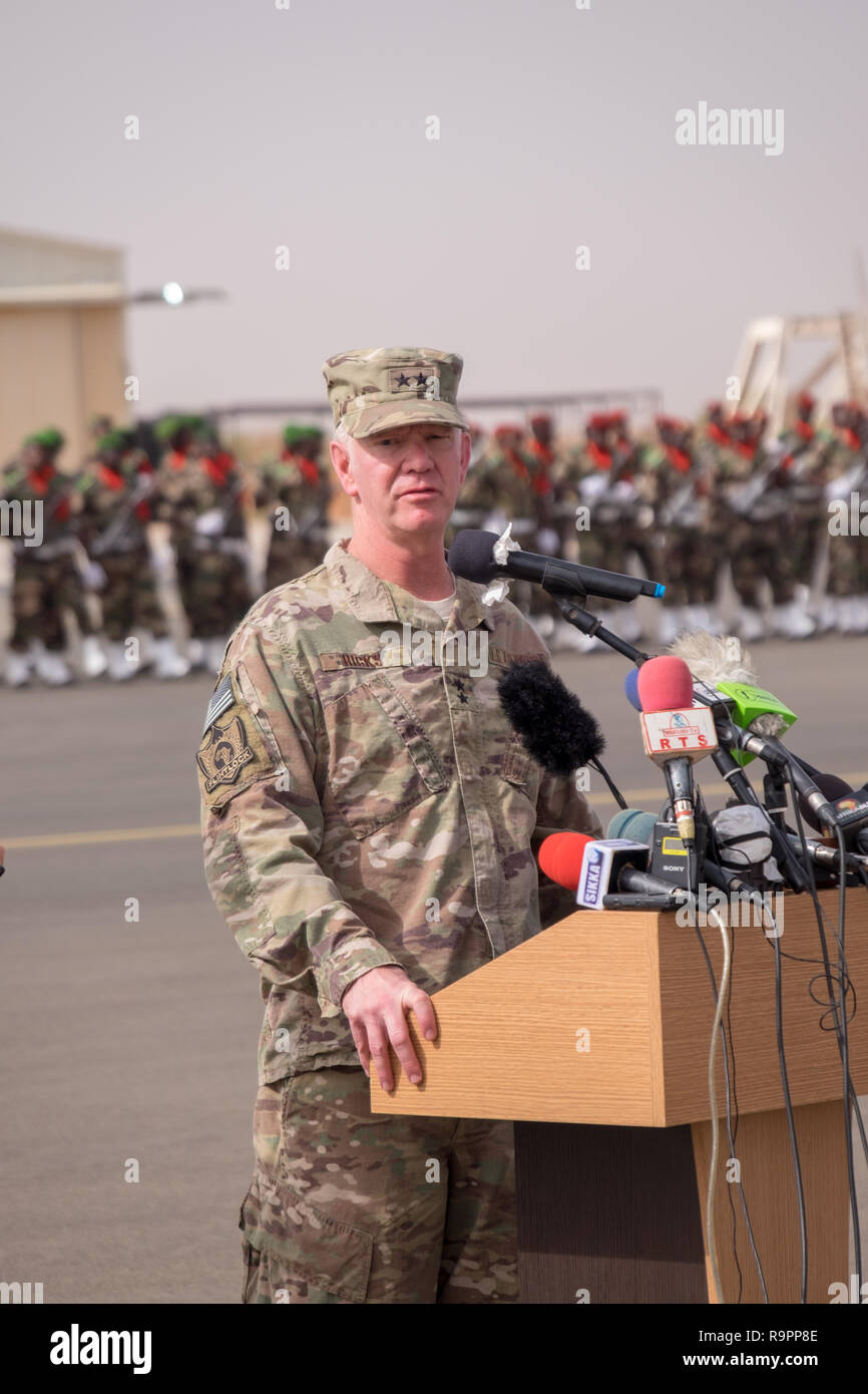 Niamey, Níger, 11 de abril de 2018: Maj Gen Marcus Hicks, jefe del Comando de Operaciones Especiales de EE.UU. África, dirigiéndose a la ceremonia de apertura de Flintlock 2018 Foto de stock