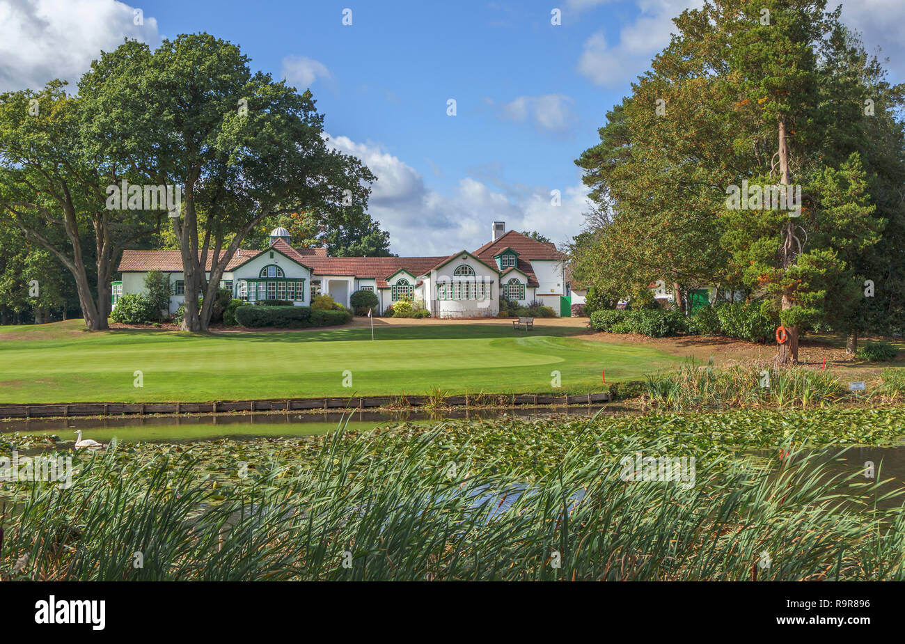 El estilo de vida de ocio:prestigiosa Woking Golf Club en Pond Road, Hook Heath, Woking, Surrey, en el sudeste de Inglaterra, con clubhouse y motivos en un día soleado Foto de stock
