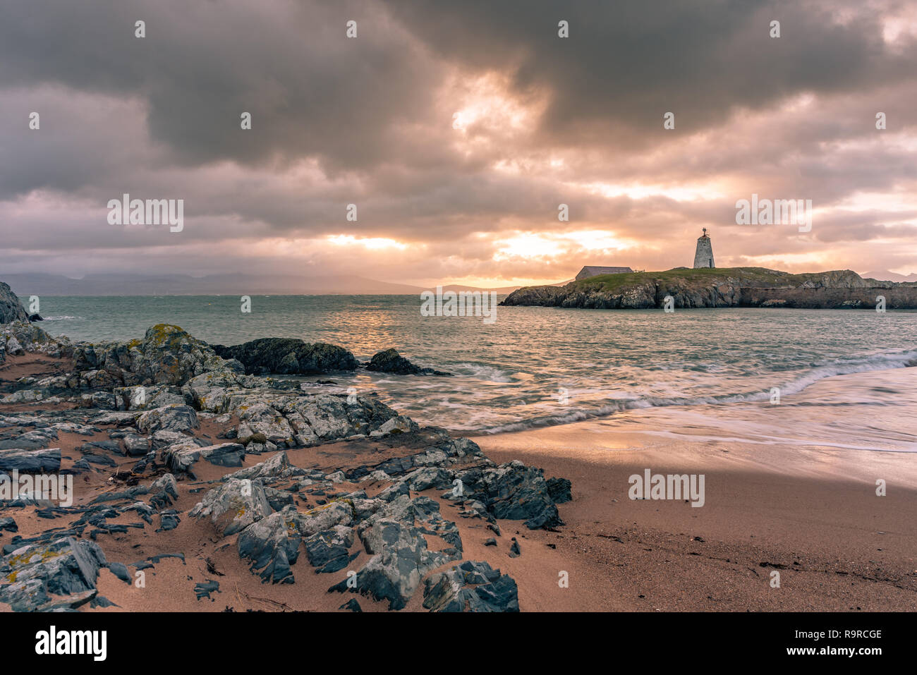 El faro de la isla Llanddwyn, Twr Goleudy Bach en Ynys Llanddwyn en Anglesey, Gales del Norte al amanecer. Foto de stock