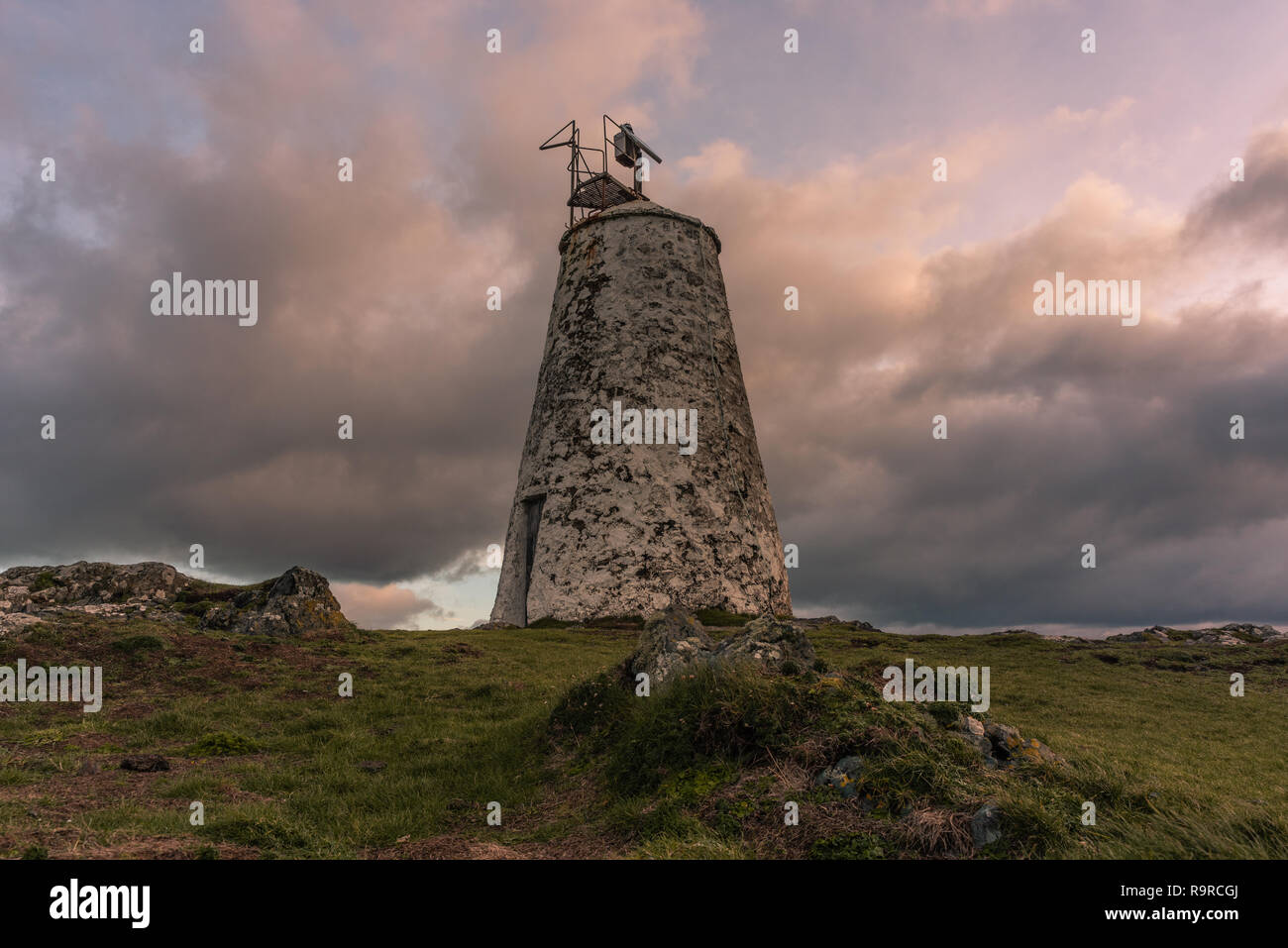 El faro de la isla Llanddwyn, Twr Goleudy Bach en Ynys Llanddwyn en Anglesey, Gales del Norte al amanecer. Foto de stock
