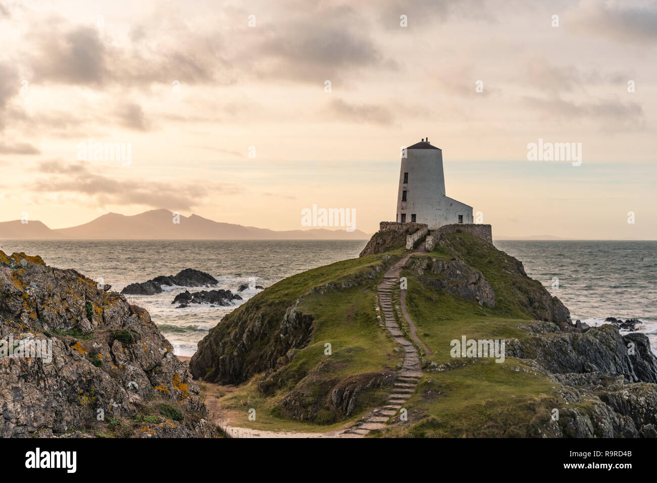 El faro de la isla Llanddwyn, Twr Mawr en Ynys Llanddwyn en Anglesey, Gales del Norte al amanecer. Foto de stock