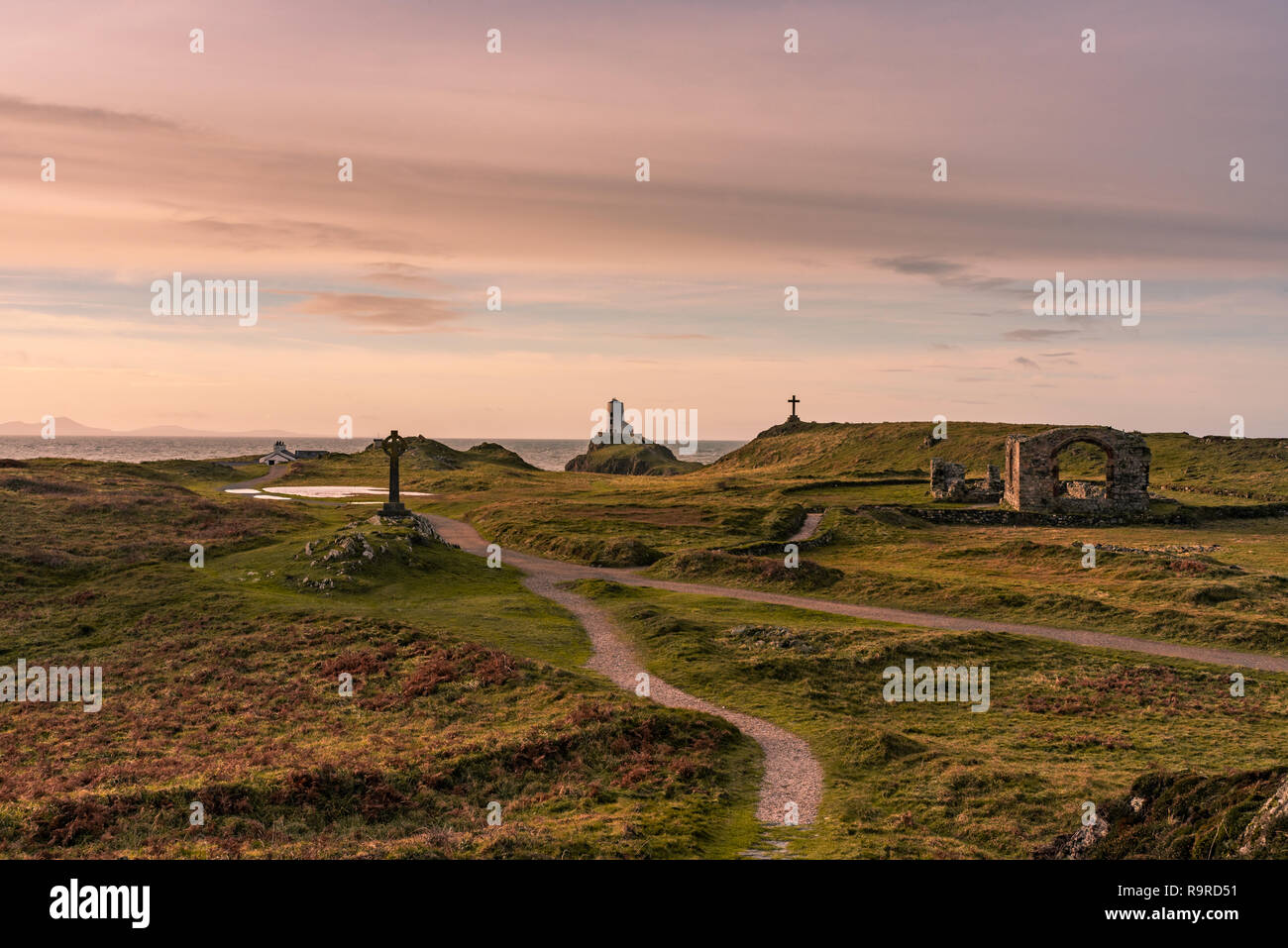 El faro de la isla Llanddwyn, Twr Mawr en Ynys Llanddwyn en Anglesey, Gales del Norte al amanecer. Foto de stock