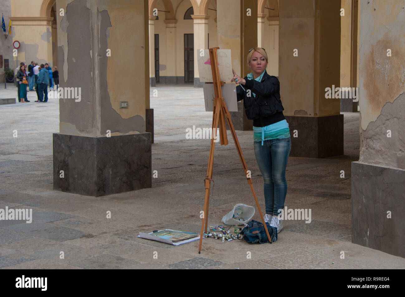 Artista callejero en Trapani, Sicilia, Italia, Europa Foto de stock