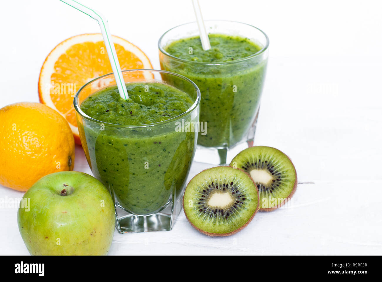 Verde fresco batido de espinacas, manzana, kiwi y naranja. Bebida saludable  Fotografía de stock - Alamy