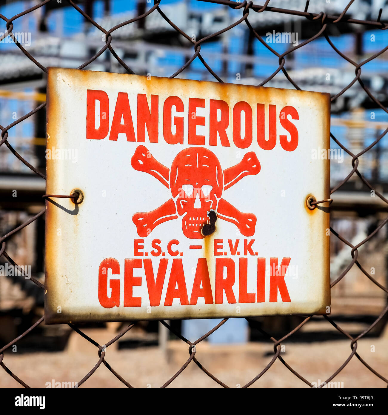 Señal de peligro en una valla en inglés y afrikaans Fotografía de stock -  Alamy