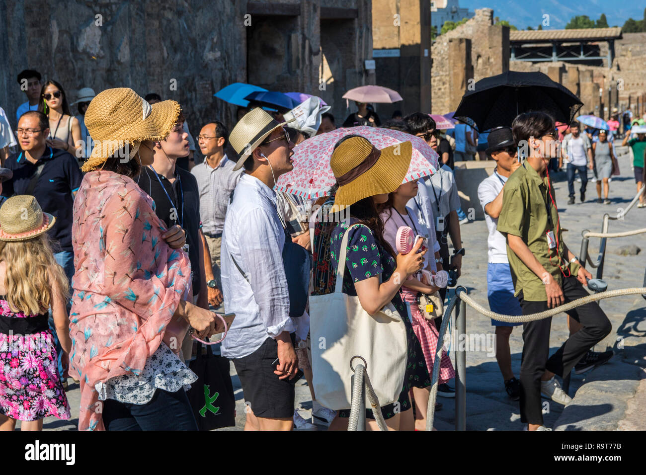 Los turistas japoneses, Gorros Paraguas paraguas marquesinas ,sombreado  sol, Pompeya, Italia, turismo, viajes concepto visita explorar explorar día  caluroso sombrilla sun Fotografía de stock - Alamy