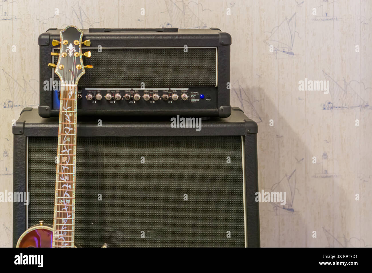 Amplificador y caja de efectos de sonido con una guitarra de cuello, equipo  de música de fondo profesional Fotografía de stock - Alamy