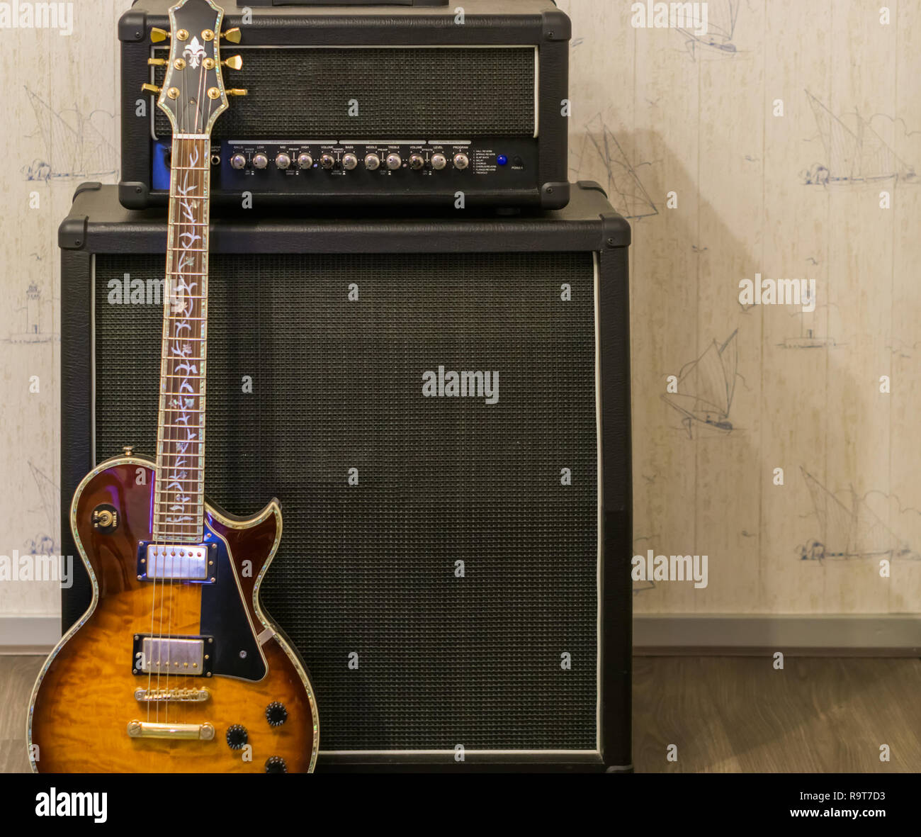 Sunburst guitarra eléctrica de pie delante de un amplificador y caja de  efectos de sonido profesional, equipo de música Fotografía de stock - Alamy