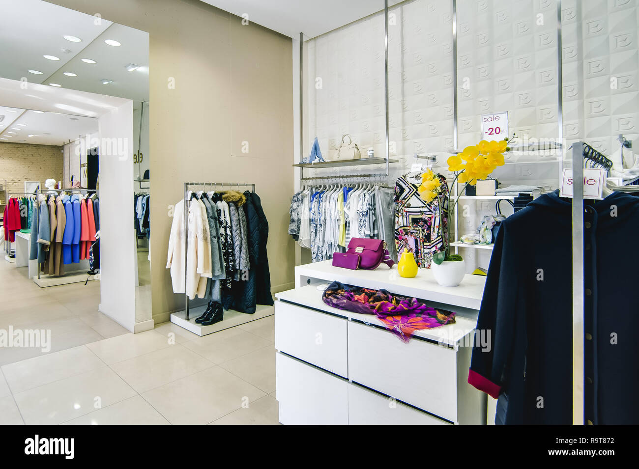 Rusia, Novosibirsk - Abril 25, 2018: interior de ropa de mujer y accesorios  boutique tienda EMPORIO Fotografía de stock - Alamy