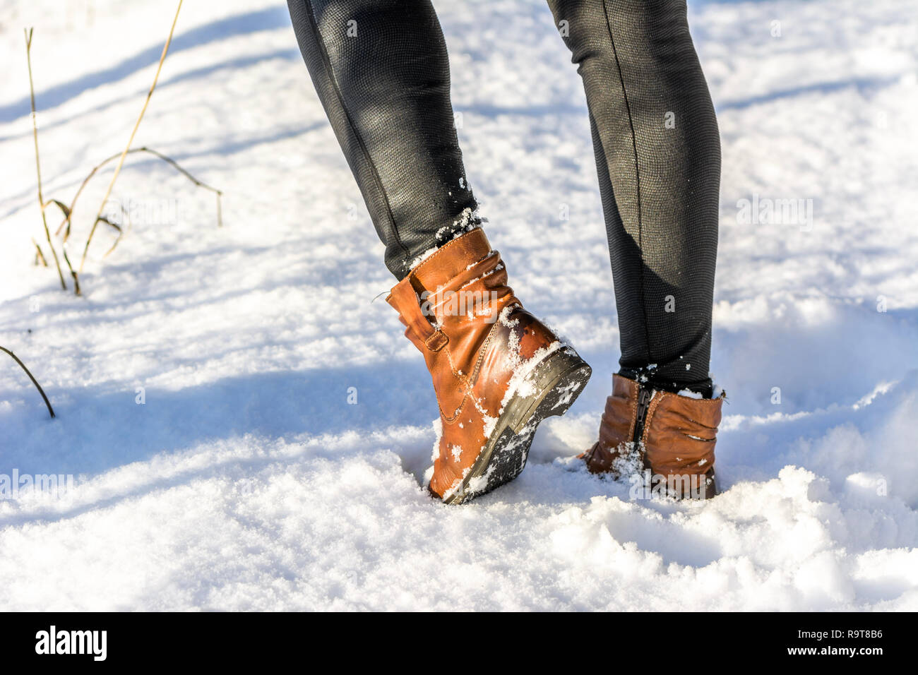 Mujer en la nieve botas y polainas en las piernas, las mujeres del calzado  de invierno Fotografía de stock - Alamy