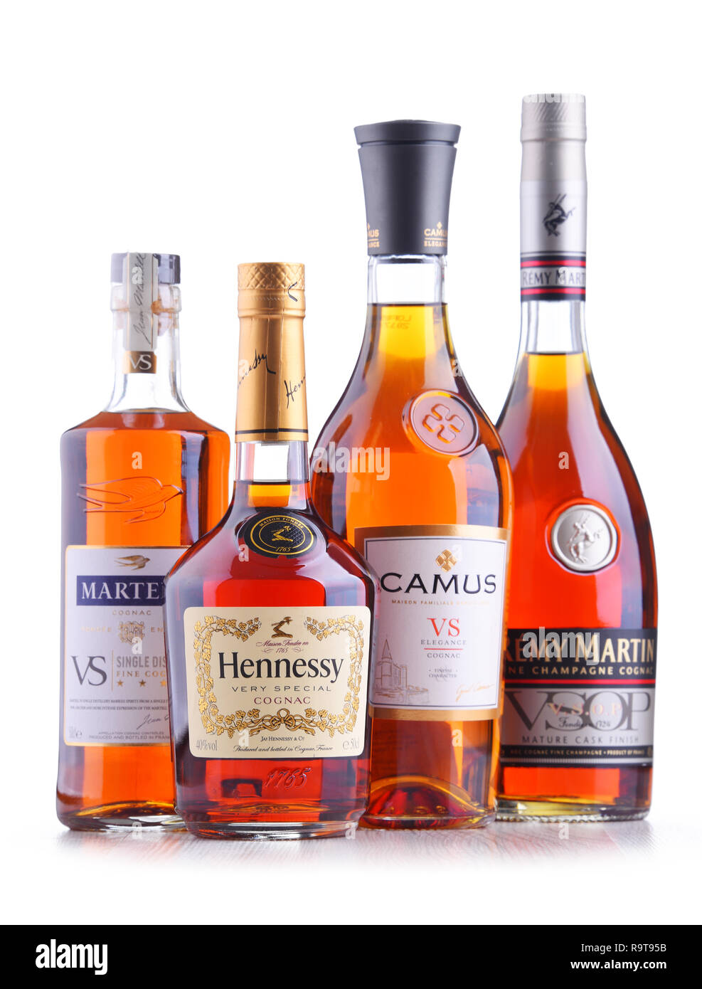 POZNAN, POL - Sep 27, 2018: Botellas de famosas marcas de coñac Martell,  incluyendo Camus, Hennessy y Remy Martin Fotografía de stock - Alamy
