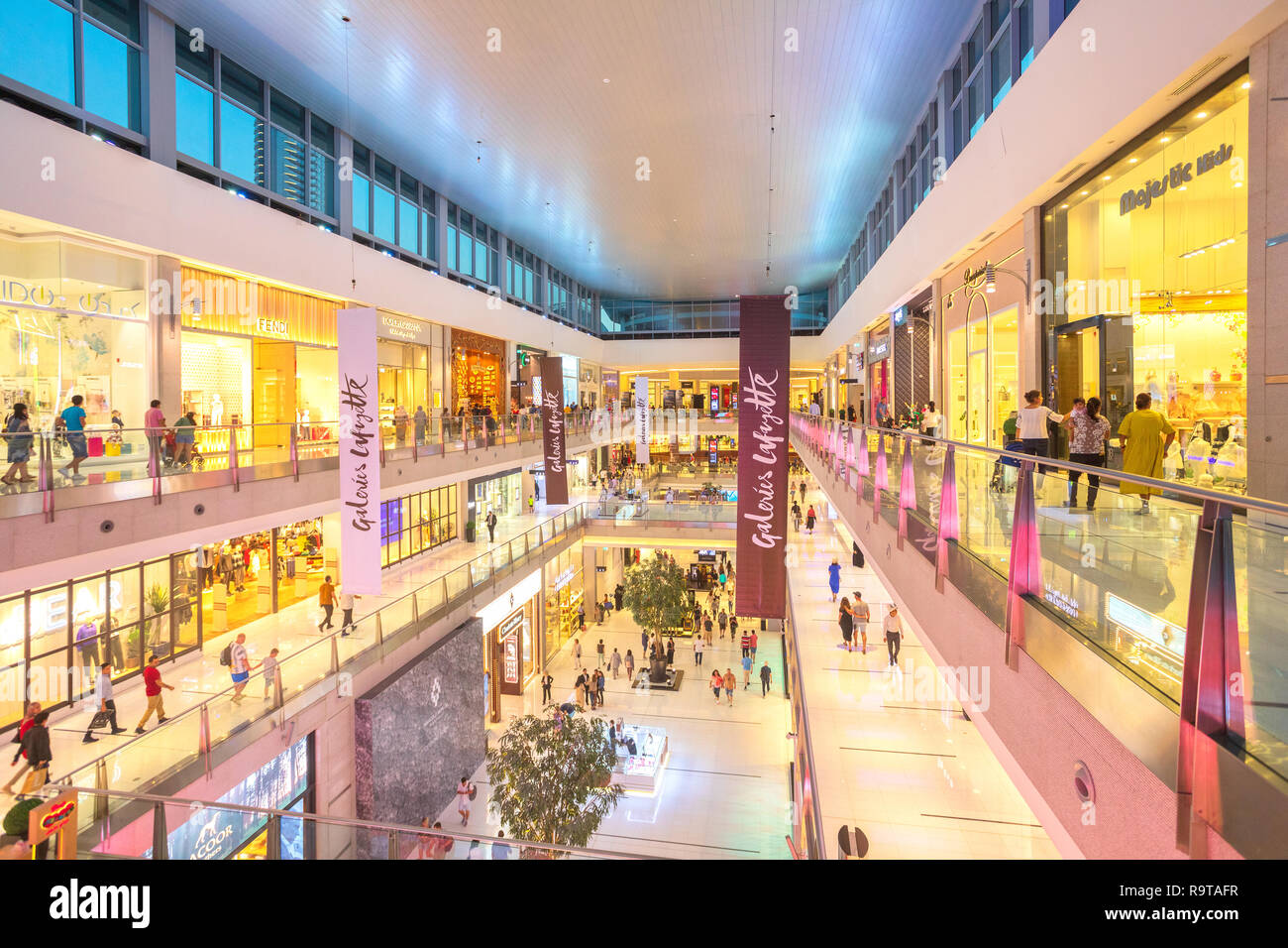 DUBAI, EMIRATOS ÁRABES UNIDOS - Nov 12, 2018: los compradores en Dubai Mall, el centro comercial más grande del mundo sobre la base de la superficie total y el sexto mayor por superficie bruta alquilable Foto de stock