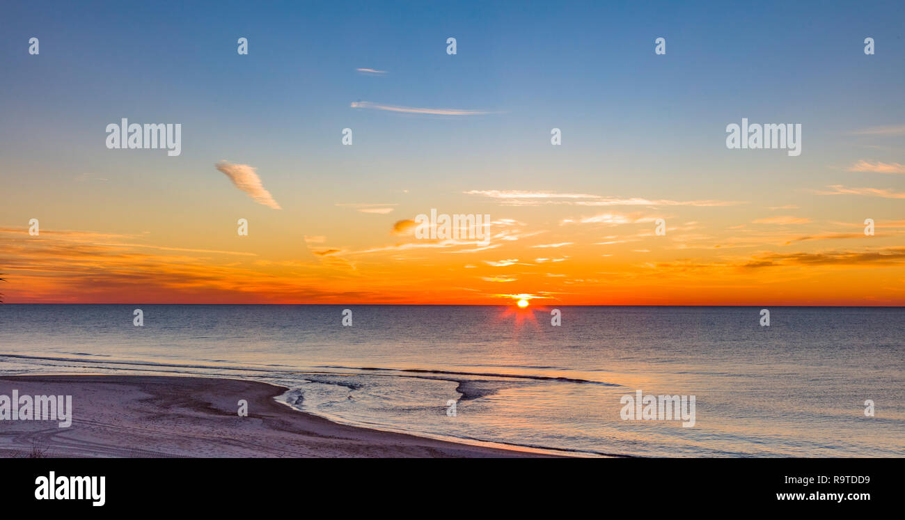 Amanecer sobre el Golfo de México, en la isla de St George en el Panhandle o zona olvidada costa de Florida en los Estados Unidos Foto de stock
