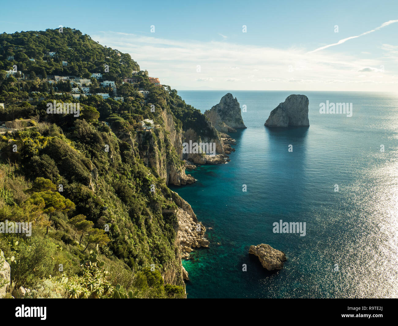 Los farallones de rocas en la isla de Capri, en la región de Campania, Italia Foto de stock