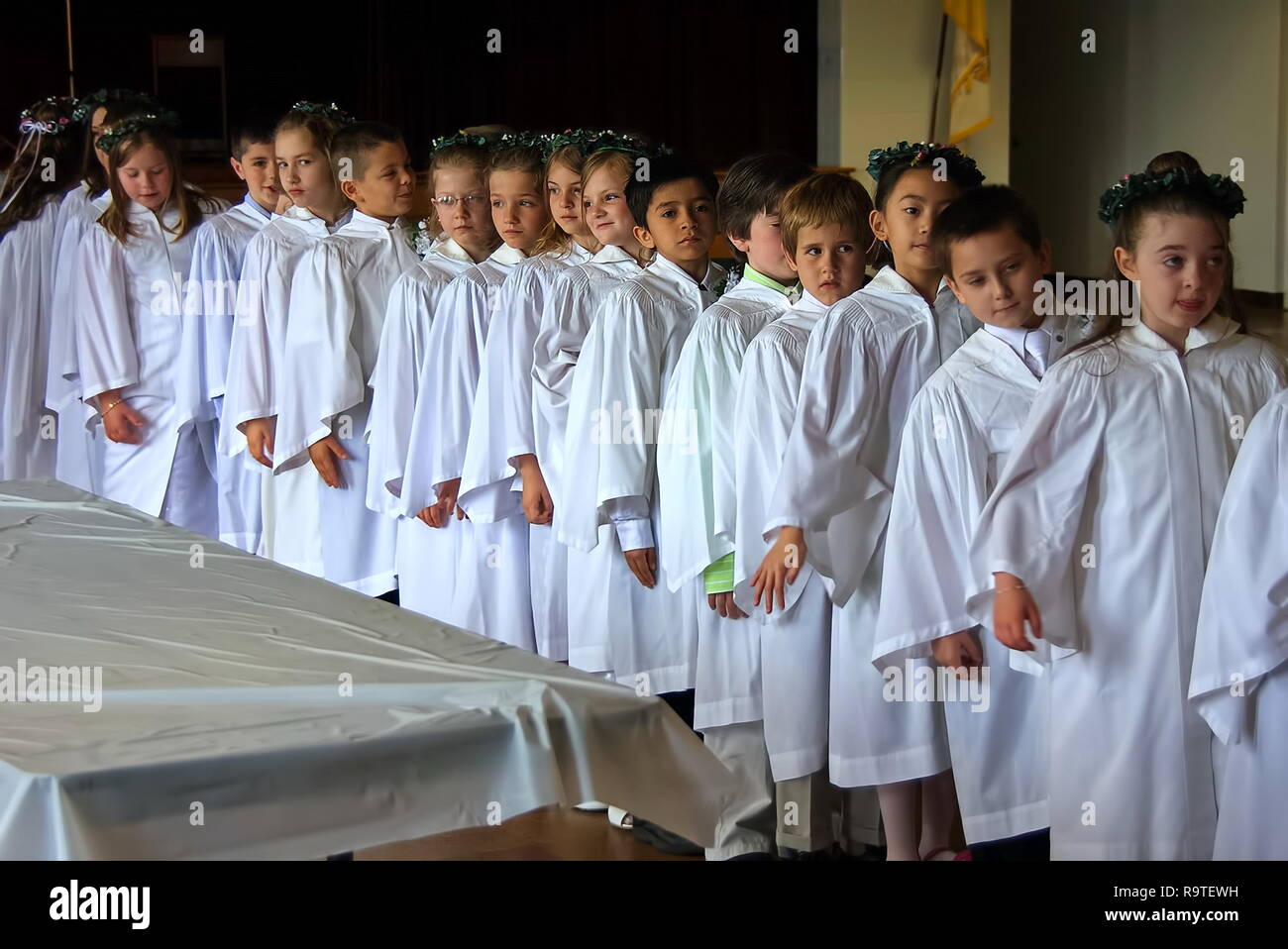 Middletown, CT, USA. En mayo de 2009. Los jóvenes católicos de niños vestidos de blanco esperando en fila para recibir su primera comunión Fotografía de stock - Alamy Middletown, CT, USA. En mayo de 2009. Los jóvenes católicos de niños vestidos de blanco esperando en fila para recibir su primera comunión Fotografía de stock - Alamy