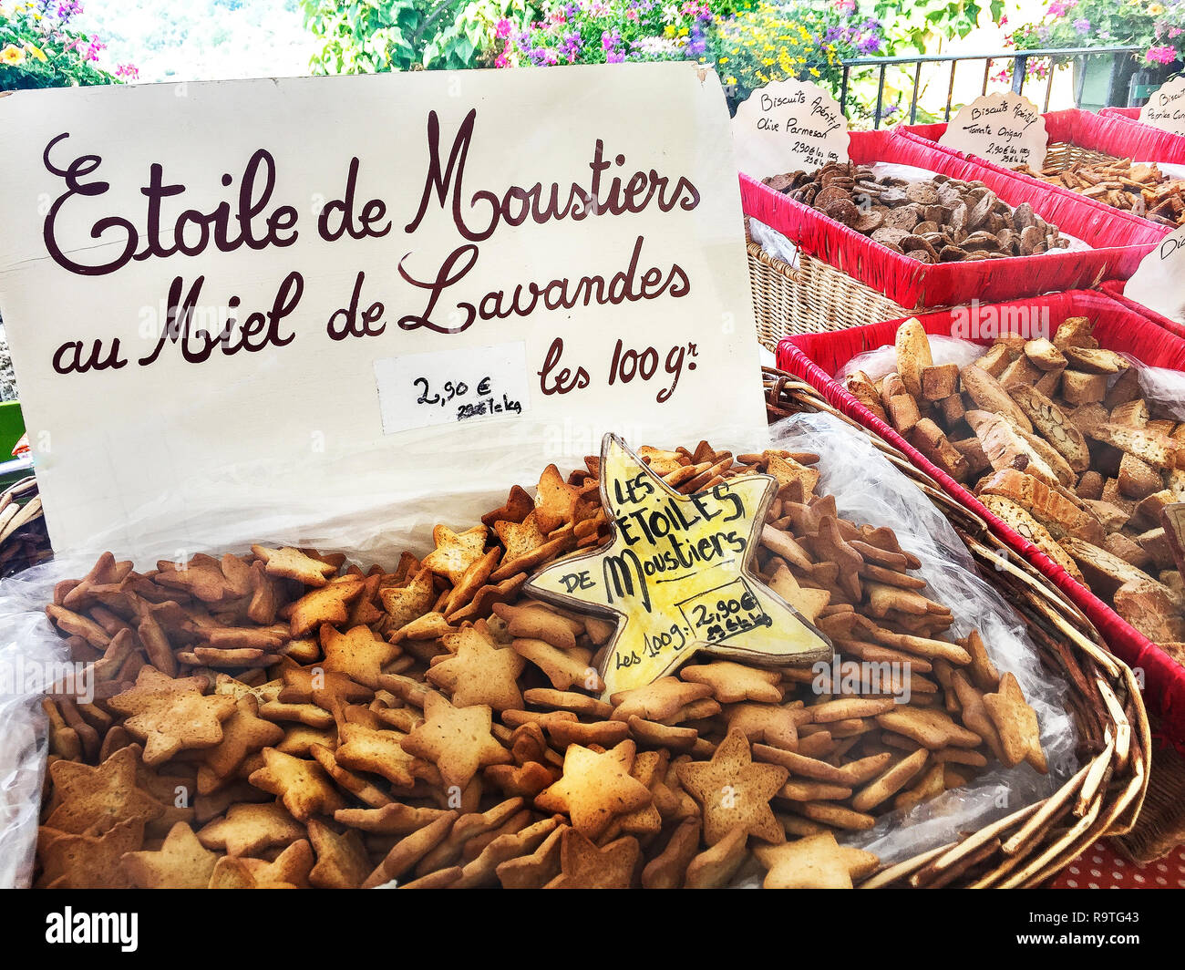 Star cookies expuestos para la venta en el mercado de fin de semana, de Moustiers-Sainte-Marie, Provence-Alpes-Côte d'Azur, Francia. (Riviera Francesa), Foto de stock