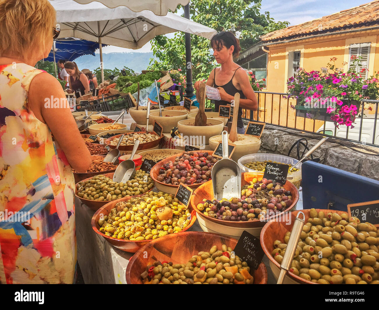 Aceitunas encurtidos local expuestos para la venta en el mercado de fin de semana, de Moustiers-Sainte-Marie, Provence-Alpes-Côte d'Azur, Francia. (Riviera Francesa). Foto de stock