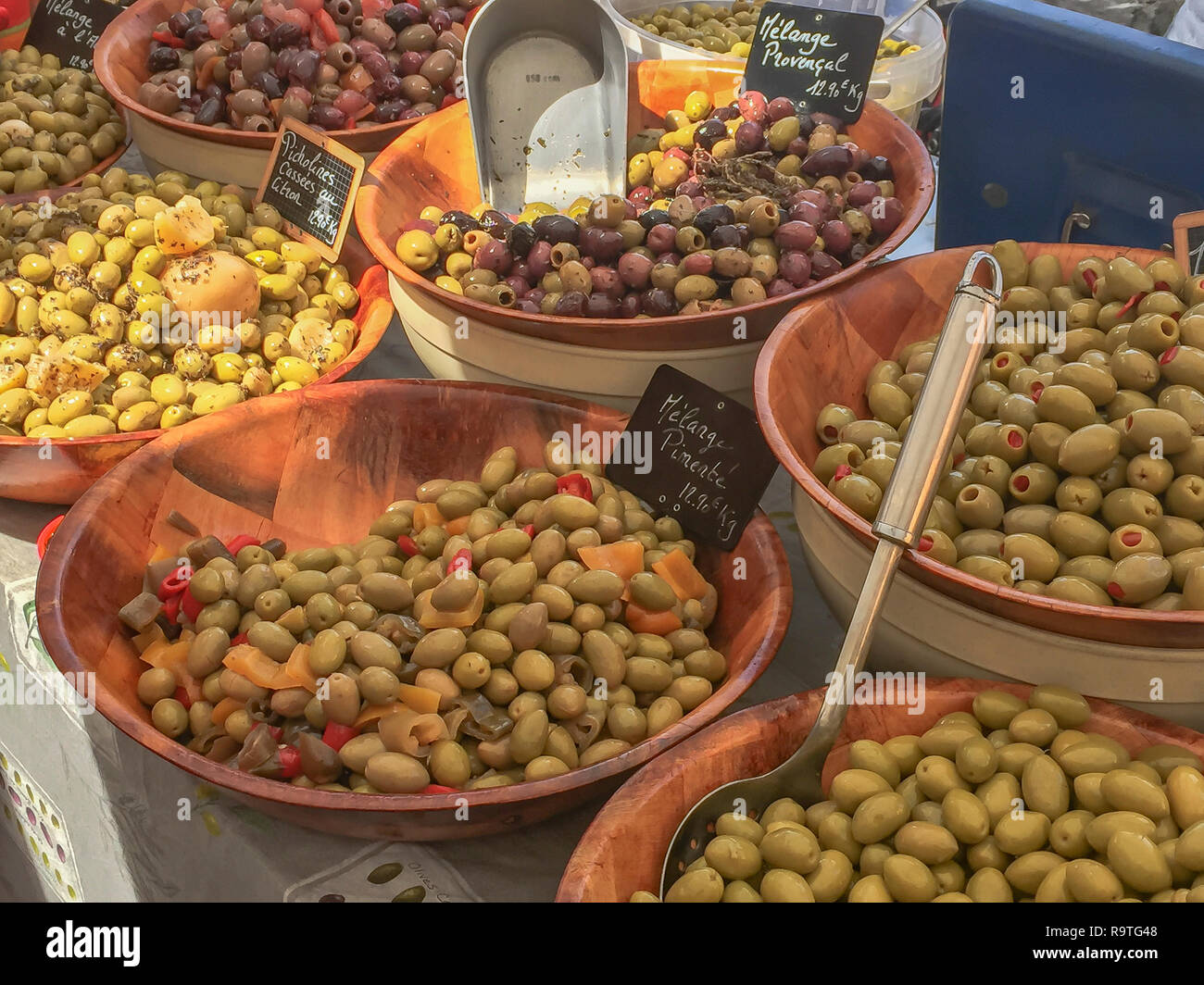 Encurtido de aceitunas, un producto local, expuestos para la venta en el mercado de fin de semana, de Moustiers-Sainte-Marie, Provence-Alpes-Côte d'Azur, Francia. Foto de stock