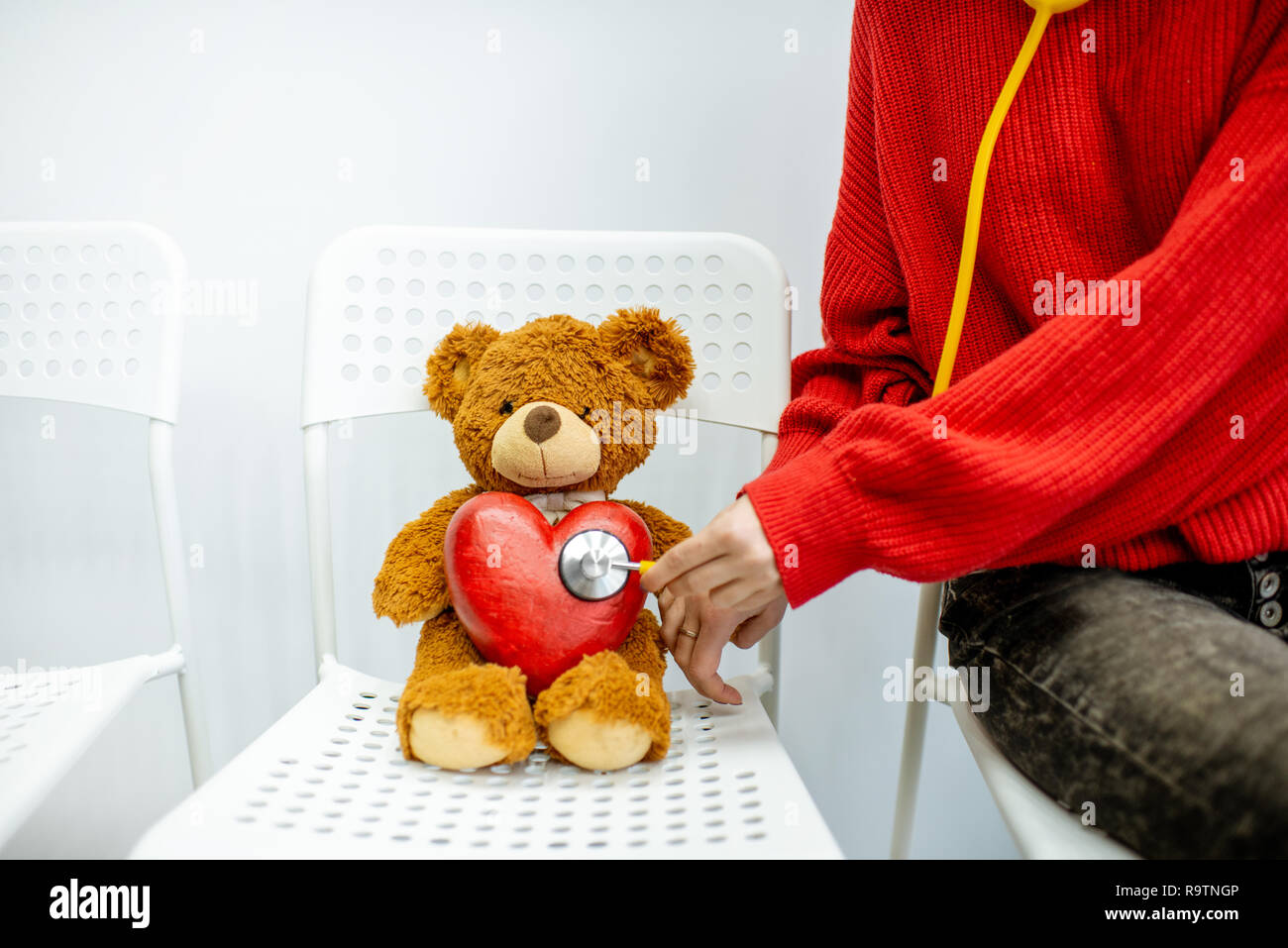 Con estetoscopio para escuchar el corazón del oso de juguete en la clínica  Fotografía de stock - Alamy