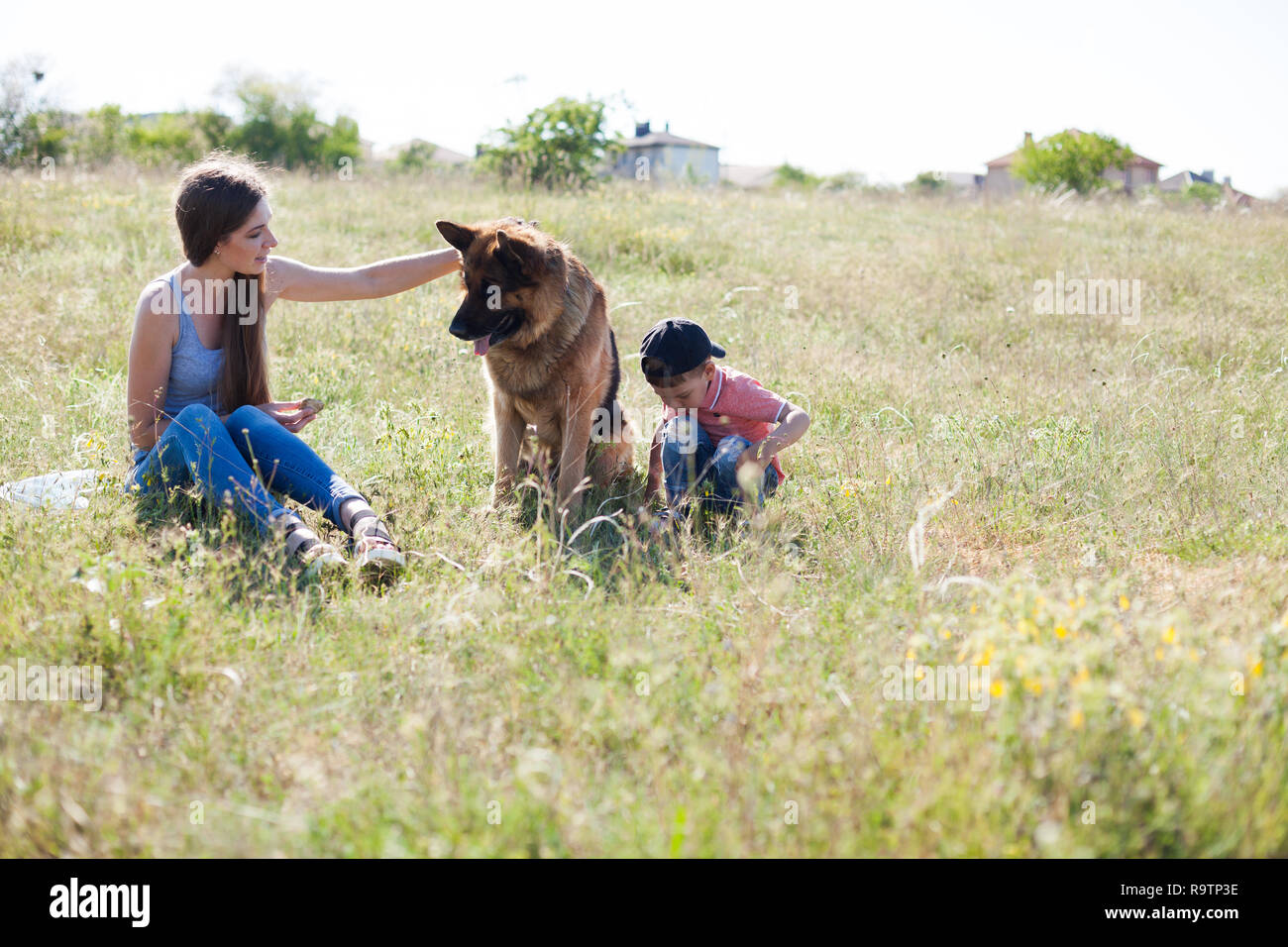 Una mujer con un niño en una excursión con formación Pastor Alemán Foto de stock