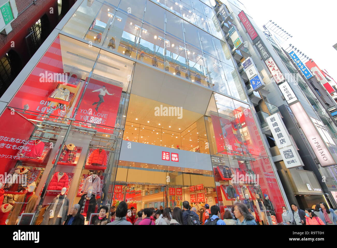 La gente visita Uniqlo tienda en Ginza de Tokio, Japón Fotografía de stock  - Alamy