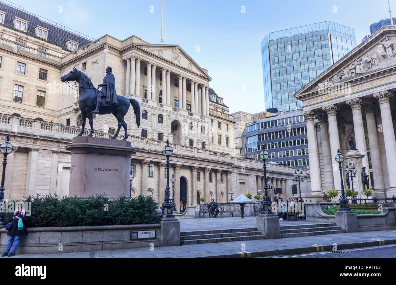 Pórtico de entrada y la fachada del Banco de Inglaterra en Threadneedle Street, el distrito financiero de la ciudad de Londres, por la estatua del Duque de Wellington montado Foto de stock