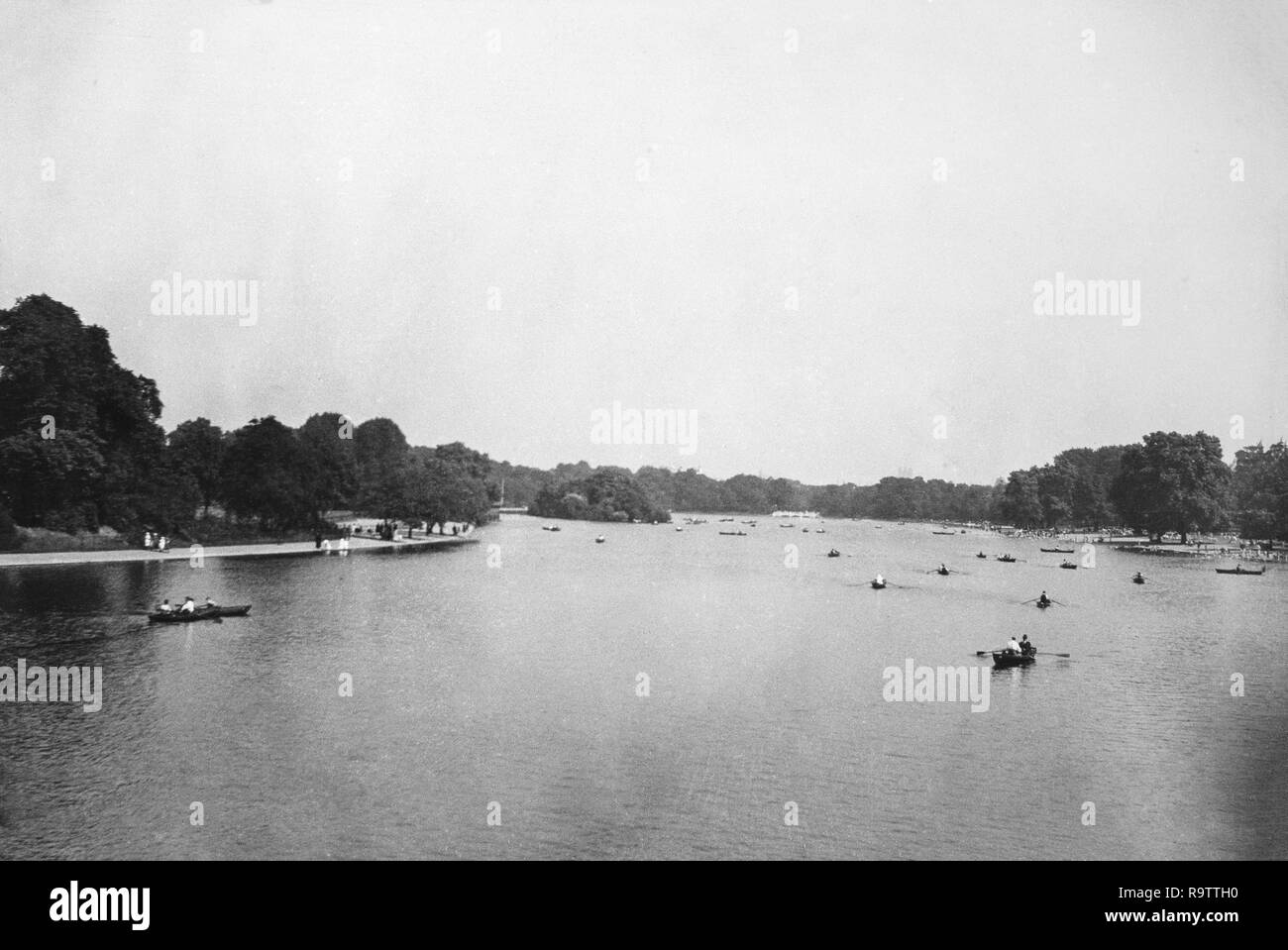 Fotografía en blanco y negro tomadas en 1919 mostrando el lago de recreo Serpentine en Hyde Park, Londres. Mucha gente ve disfrutando el paseo en bote por el lago. Foto de stock