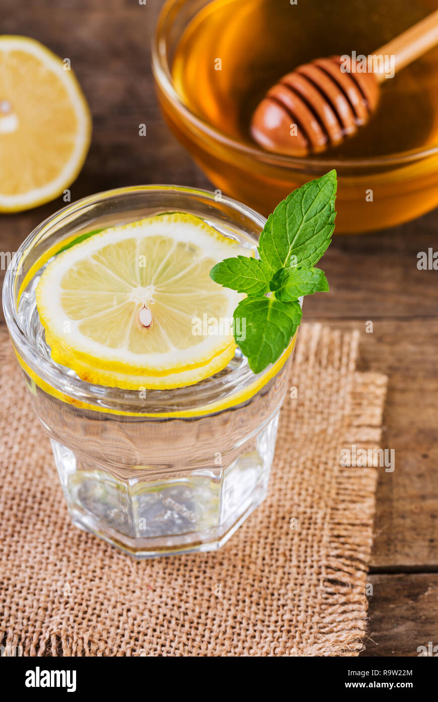 Miel y limón bebida. Detox agua con miel, limón y menta, salud y orgánicos Fotografía de stock