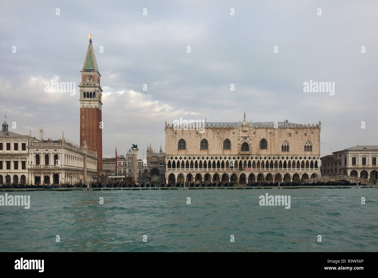 Palacio Ducal (Palazzo Ducale) y San Marcos (Campanile Campanile di San Marco en Venecia, Italia. Foto de stock