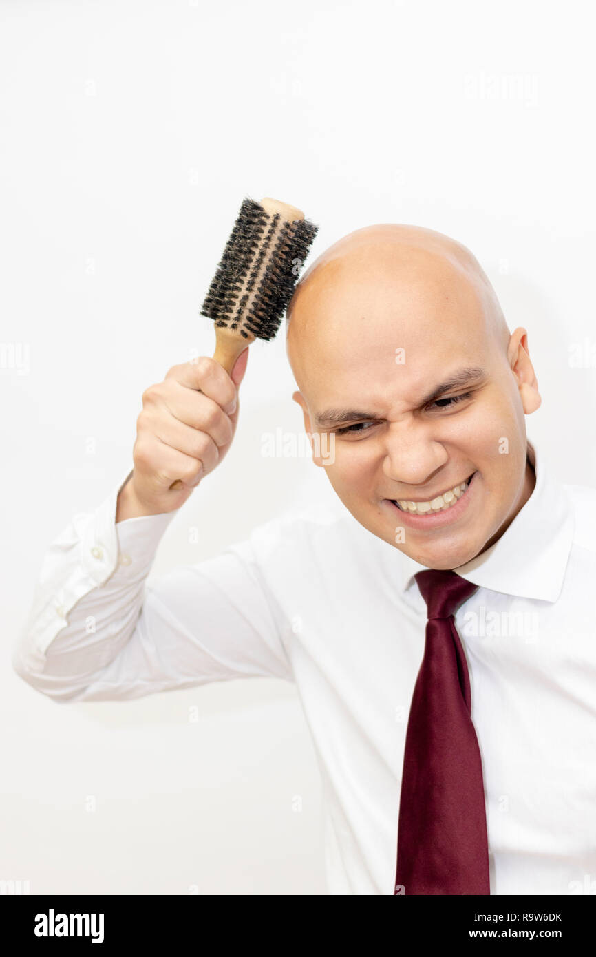 Hombre Calvo peinar su cabello Fotografía de stock - Alamy