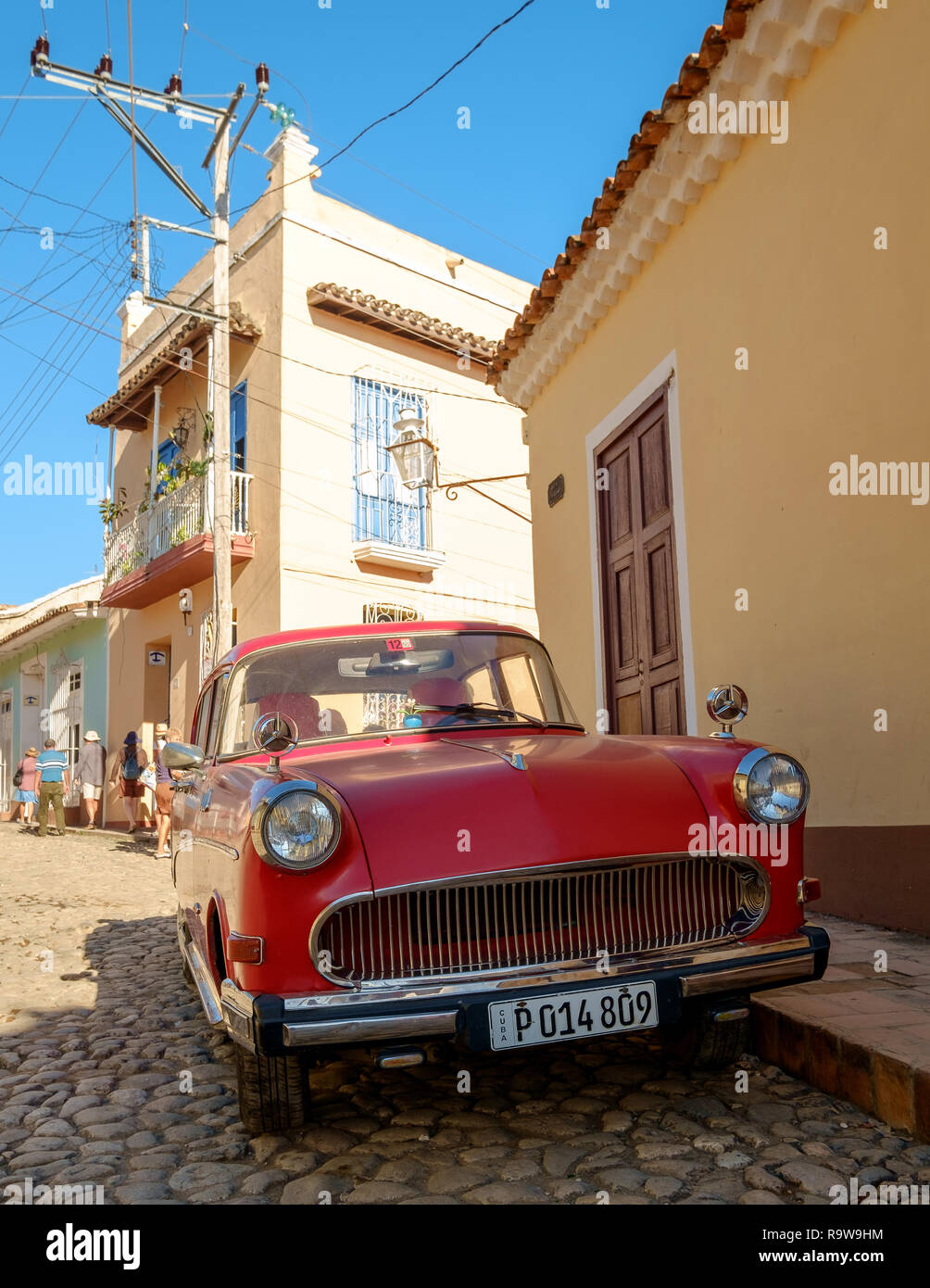 Coches clásicos americanos en Trinidad, Cuba Foto de stock