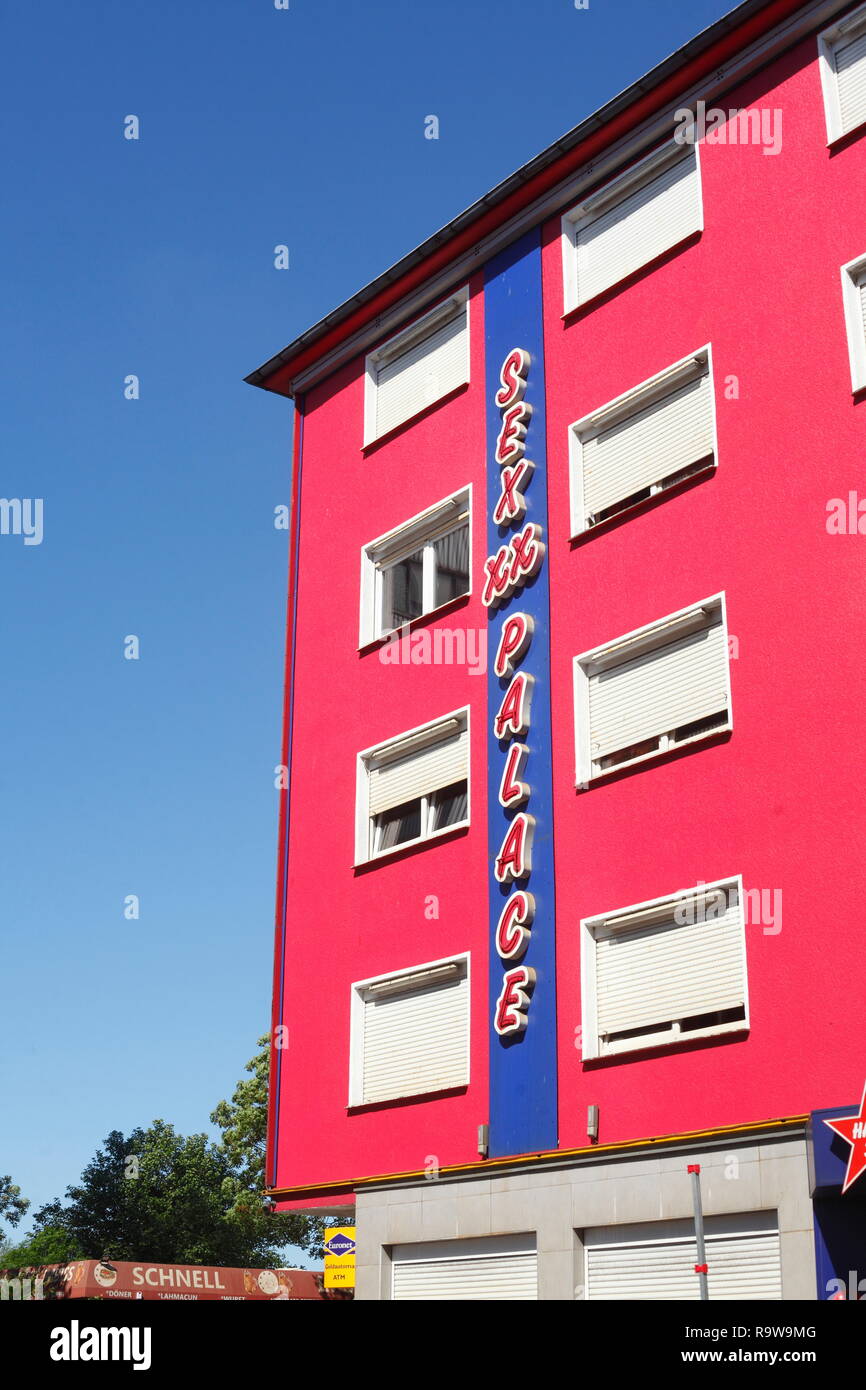 Coloridas casas con burdeles en Charlottenstrasse, Duisburg, Renania del Norte-Westfalia, Alemania, Europa I Bunte Häuser mit der Charlottens Bordellen en Foto de stock