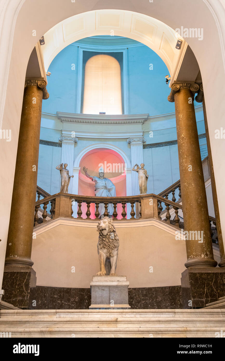 La gran escalera central en el Museo Arqueológico Nacional en Nápoles, Italia. Foto de stock