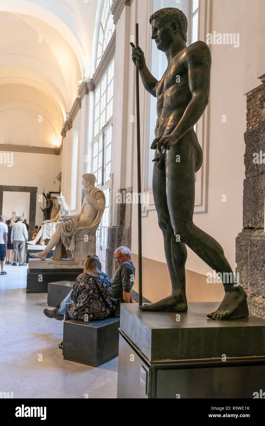 Periodo romano esculturas en el Museo Arqueológico Nacional en Nápoles, Italia. Foto de stock