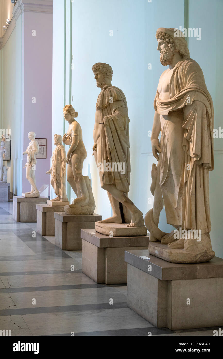 Periodo romano esculturas en exhibición en el Museo Arqueológico Nacional en Nápoles, Italia. Foto de stock