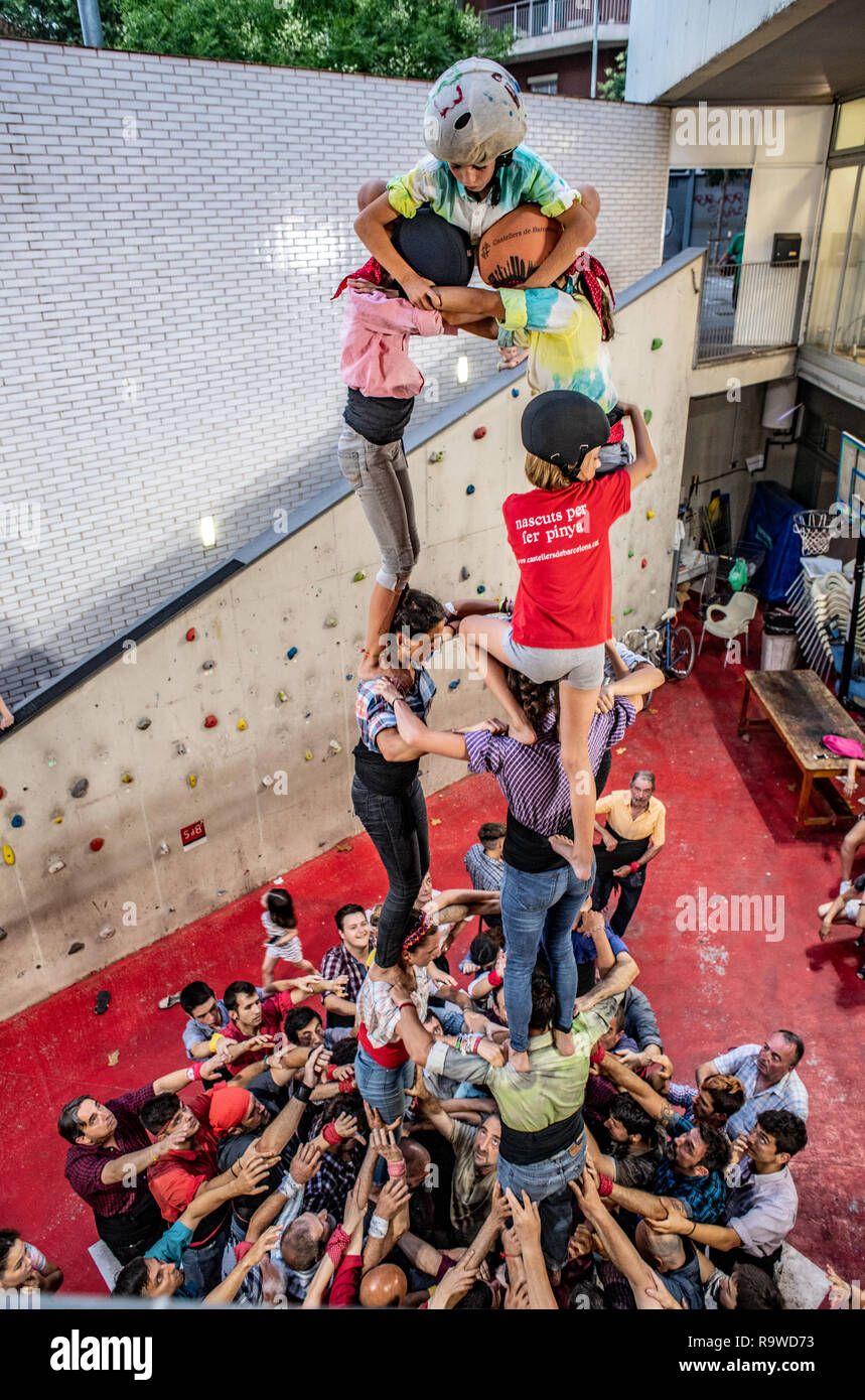 Los Castellers de Barcelona (torres humanas) - vista aérea de altísimos Castellers, Barcelona, España Foto de stock