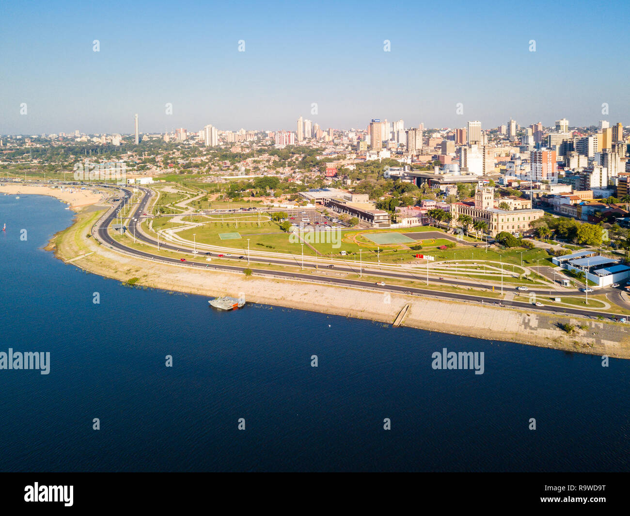 Vistas panorámicas del horizonte de rascacielos de la capital de América Latina de la ciudad de Asunción, Paraguay. Terraplén del río Paraguay. Ojo aves antena drone foto Foto de stock