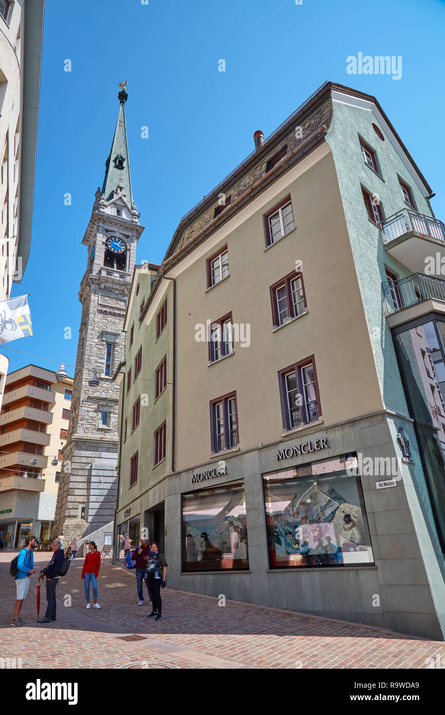 SANKT Moritz, Suiza - Agosto 16, 2018: Moncler store y el campanario de la iglesia reformada en un día soleado de verano, el azul claro del cielo en Sankt Moritz, Suiza Foto de stock