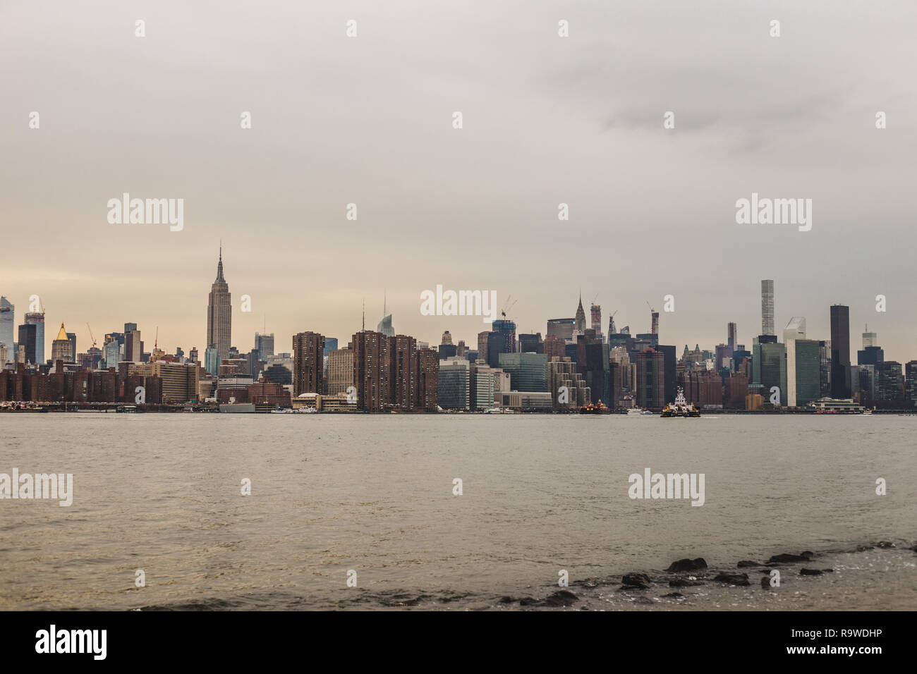 La Ciudad de Nueva York Manhattan visto desde Brooklyn al amanecer sobre el río Hudson Foto de stock