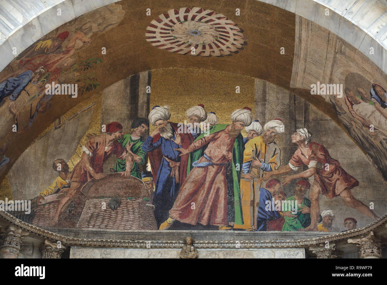 El robo del cuerpo de San Marcos de Alejandría. Mosaico diseñado por el pintor veneciano Pietro della Vècchia (1660) en la luneta sobre la entrada a la Basílica de San Marcos (Basilica di San Marco) en la Plaza de San Marcos en Venecia, Italia. Foto de stock